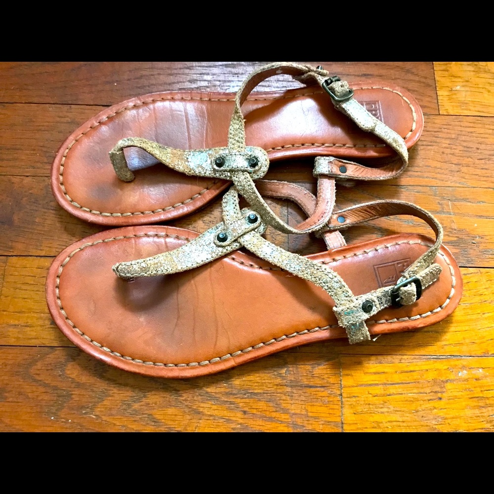 Frye Carson T-strap Sandals